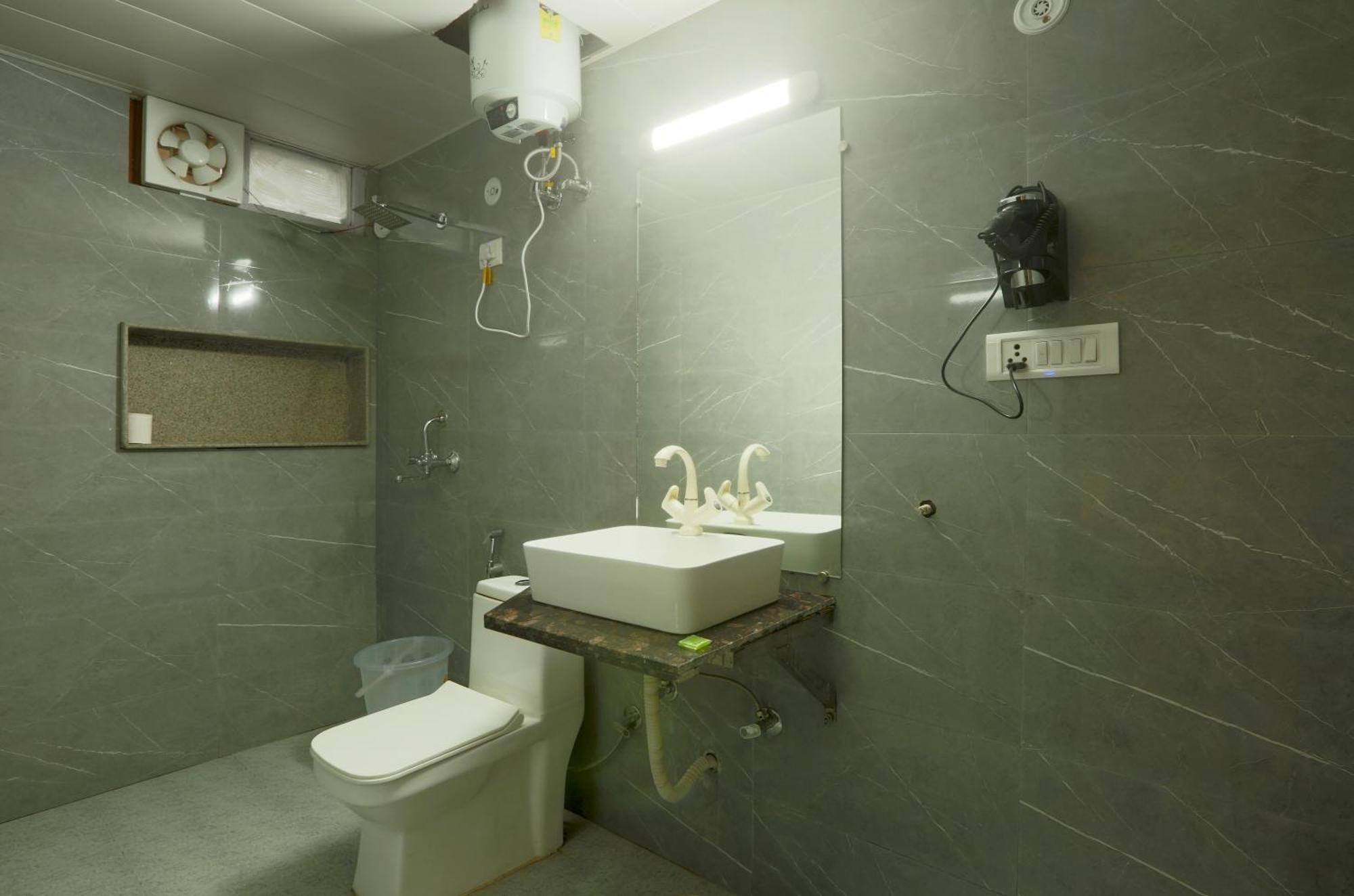 Hotel Triton Grand At Delhi Airport Ню Делхи Екстериор снимка