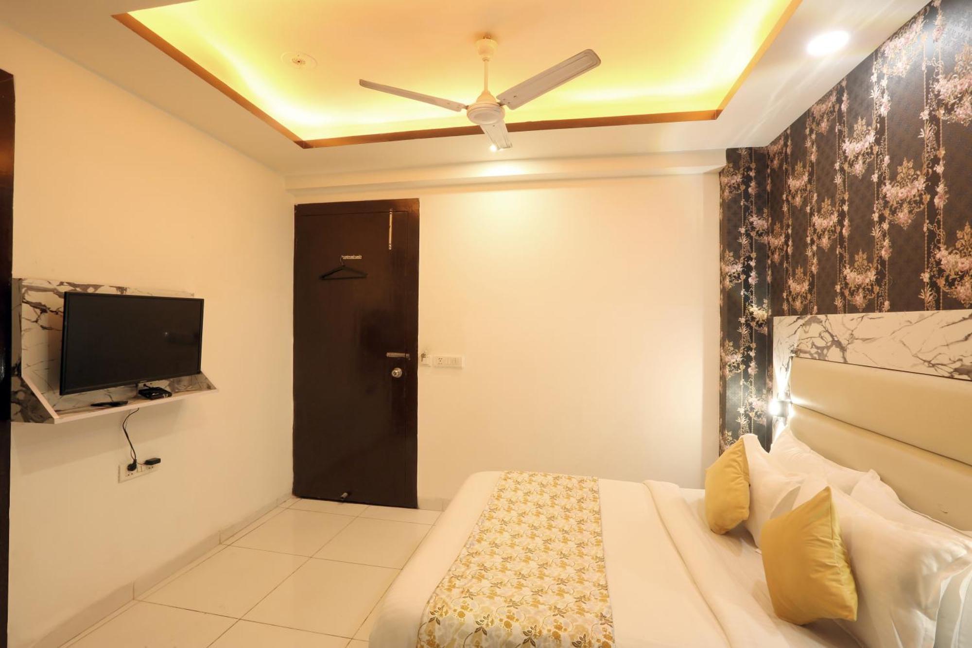Hotel Triton Grand At Delhi Airport Ню Делхи Екстериор снимка