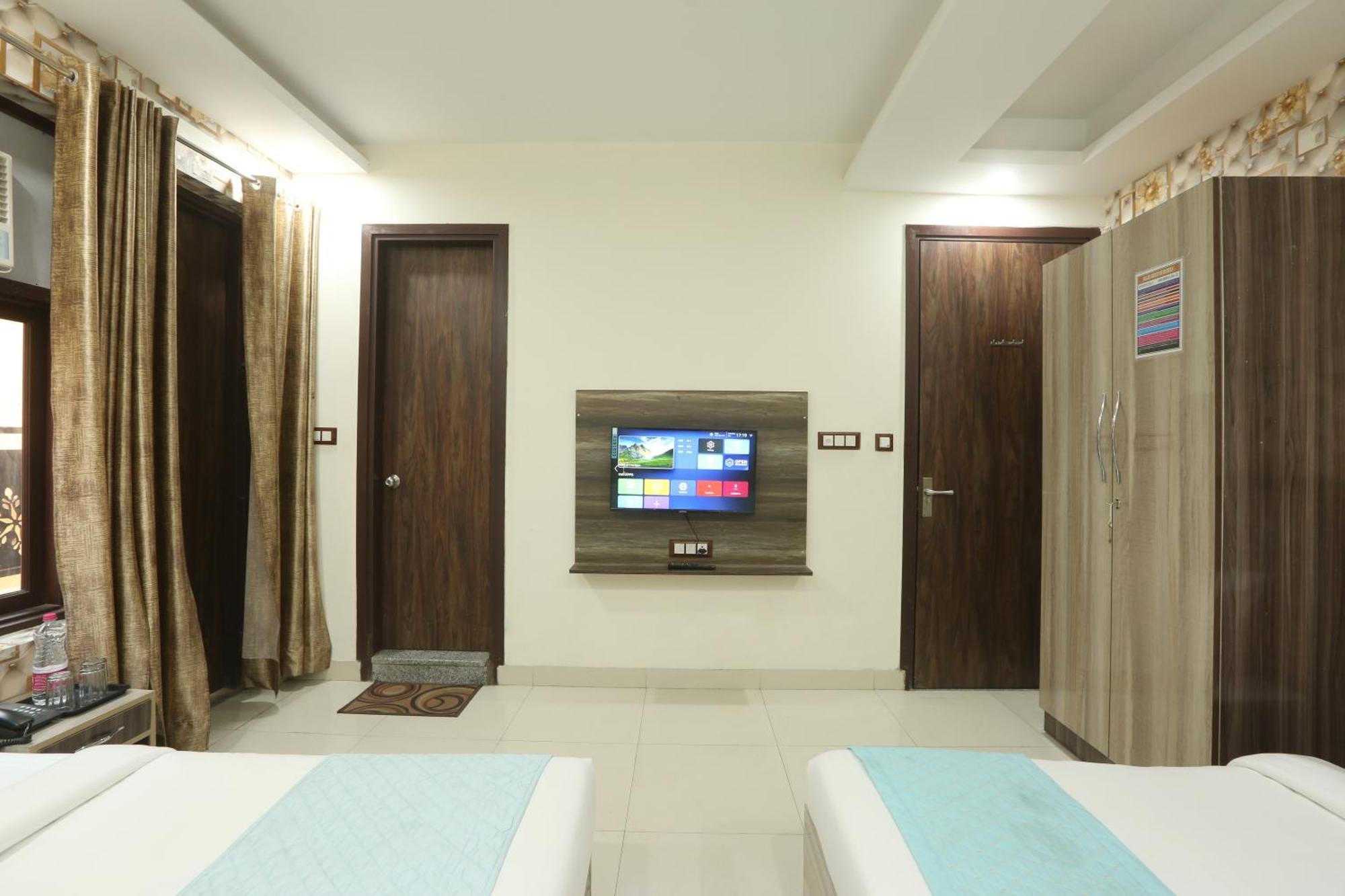 Hotel Triton Grand At Delhi Airport Ню Делхи Екстериор снимка